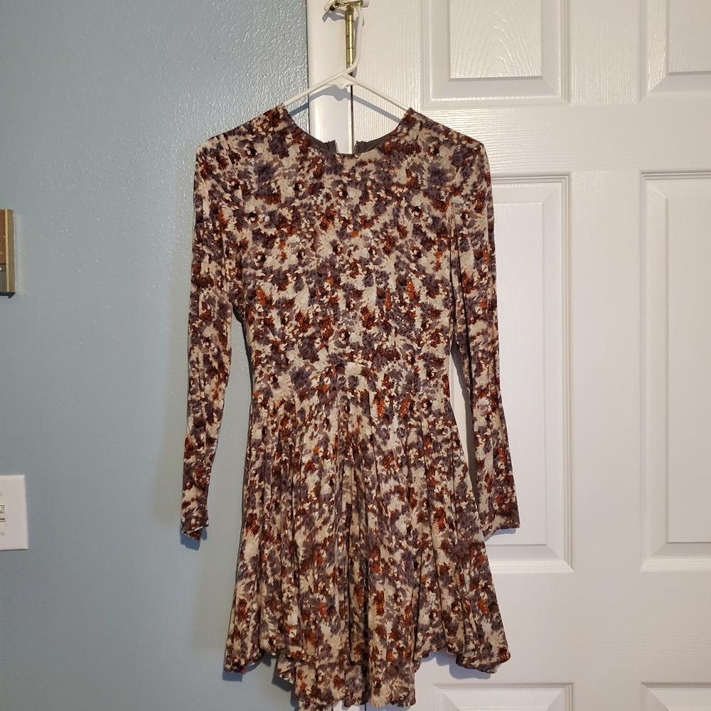 H&M dress size 2, 100% viscose lining, 100% polyester.